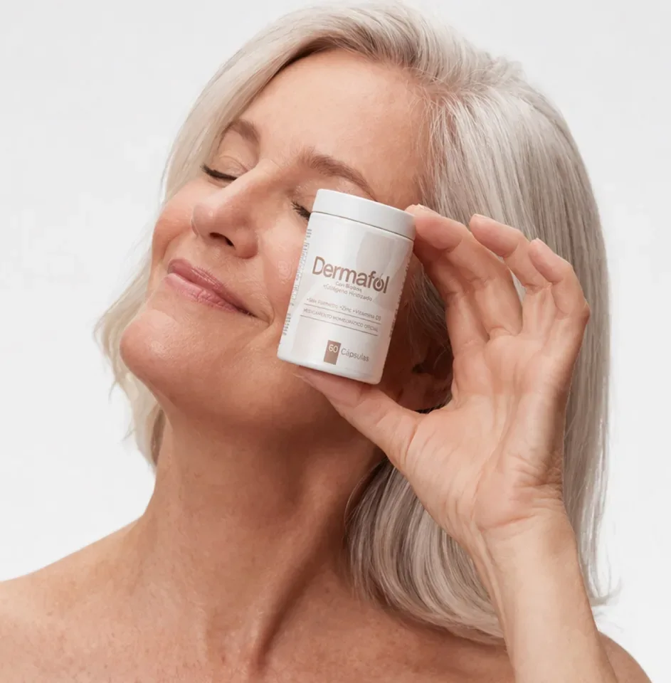 Mujer sosteniendo su producto Dermafol